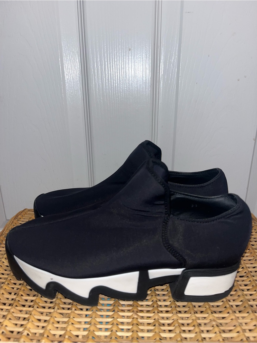 IRI Wes black outline low top sneakers